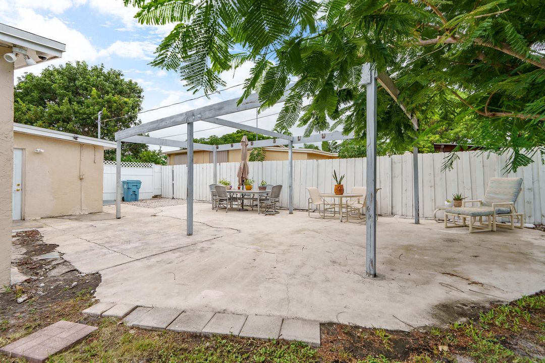 For Rent: $2,900 (3 beds, 1 baths, 1000 Square Feet)