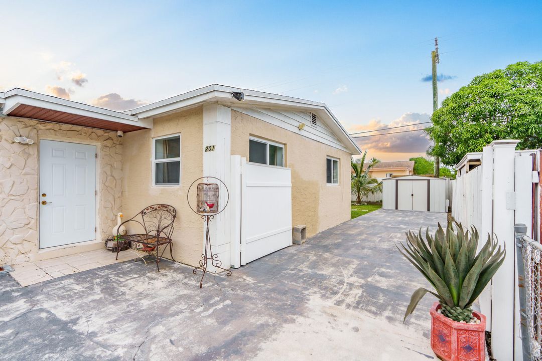 For Rent: $2,900 (3 beds, 1 baths, 1000 Square Feet)