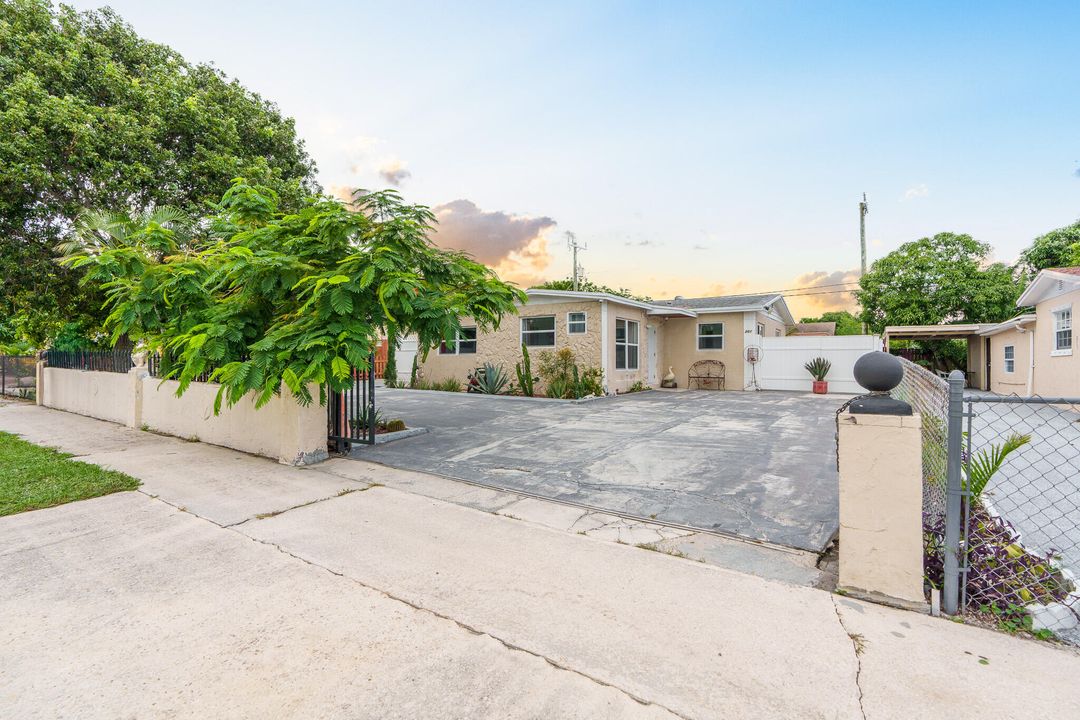 For Rent: $2,900 (3 beds, 1 baths, 1000 Square Feet)