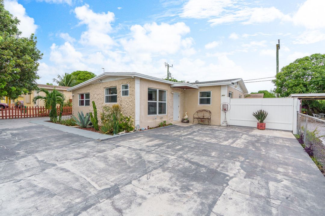 For Rent: $2,900 (3 beds, 1 baths, 1000 Square Feet)