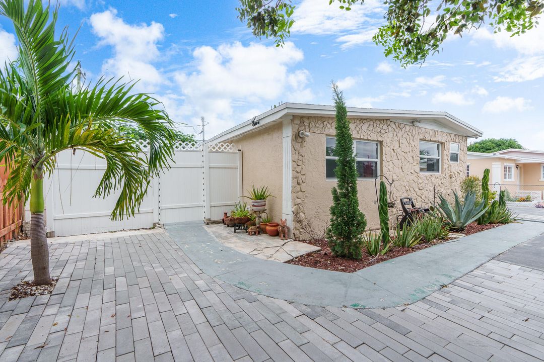 For Rent: $2,900 (3 beds, 1 baths, 1000 Square Feet)