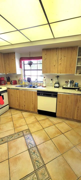 For Sale: $419,000 (2 beds, 2 baths, 1369 Square Feet)