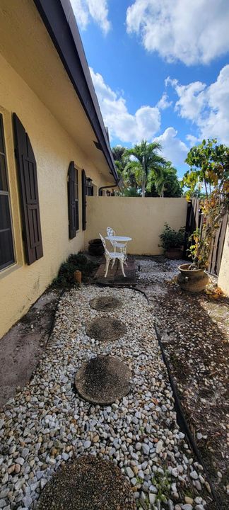For Sale: $419,000 (2 beds, 2 baths, 1369 Square Feet)