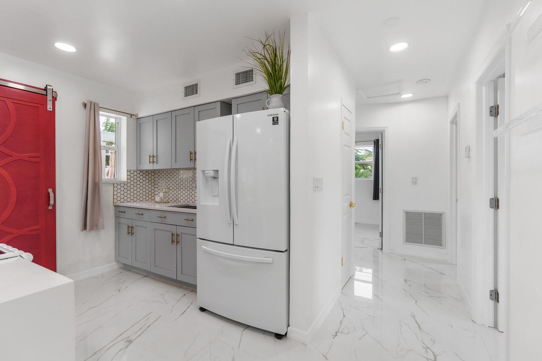 For Rent: $2,900 (3 beds, 1 baths, 1000 Square Feet)