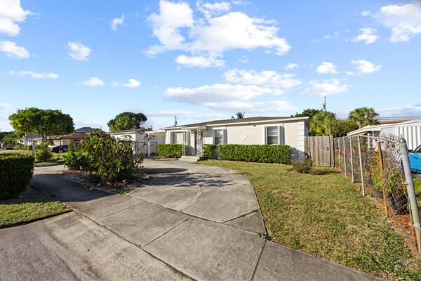 待售: $398,000 (5 贝兹, 2 浴室, 1900 平方英尺)