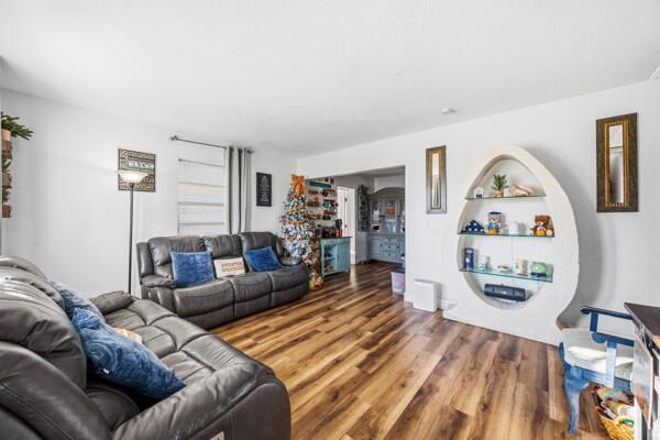 待售: $398,000 (5 贝兹, 2 浴室, 1900 平方英尺)