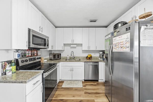 待售: $398,000 (5 贝兹, 2 浴室, 1900 平方英尺)