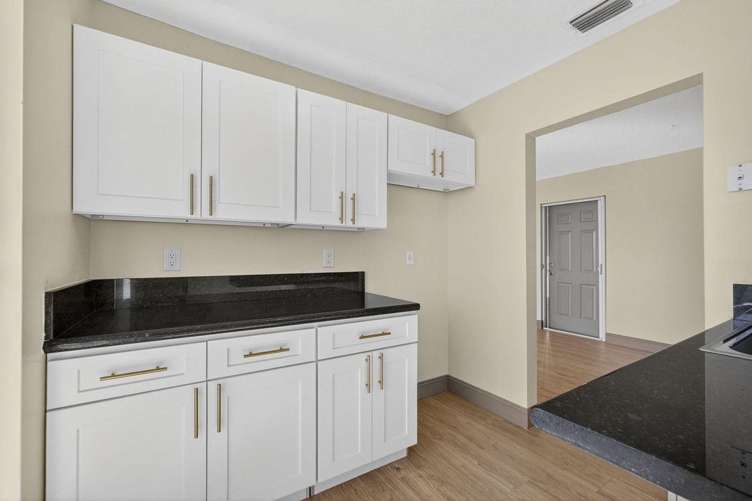 待售: $200,000 (1 贝兹, 1 浴室, 684 平方英尺)