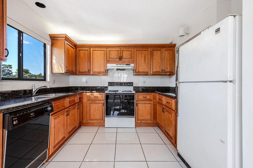 待售: $299,000 (2 贝兹, 2 浴室, 1728 平方英尺)