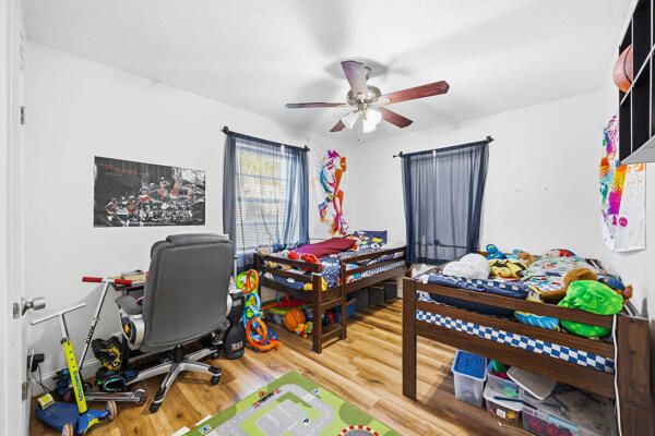 待售: $398,000 (5 贝兹, 2 浴室, 1900 平方英尺)