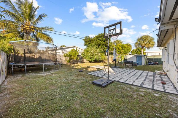 待售: $398,000 (5 贝兹, 2 浴室, 1900 平方英尺)