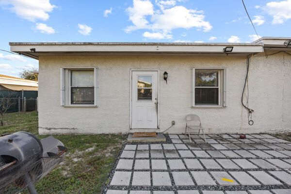 待售: $398,000 (5 贝兹, 2 浴室, 1900 平方英尺)