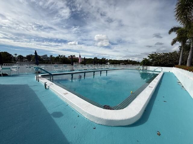 For Sale: $176,000 (1 beds, 1 baths, 584 Square Feet)