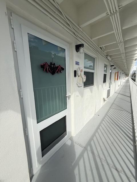 For Sale: $176,000 (1 beds, 1 baths, 584 Square Feet)