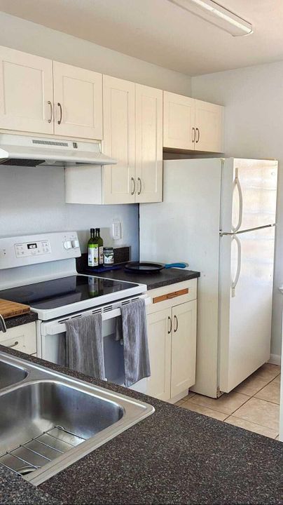 For Sale: $235,000 (2 beds, 2 baths, 888 Square Feet)