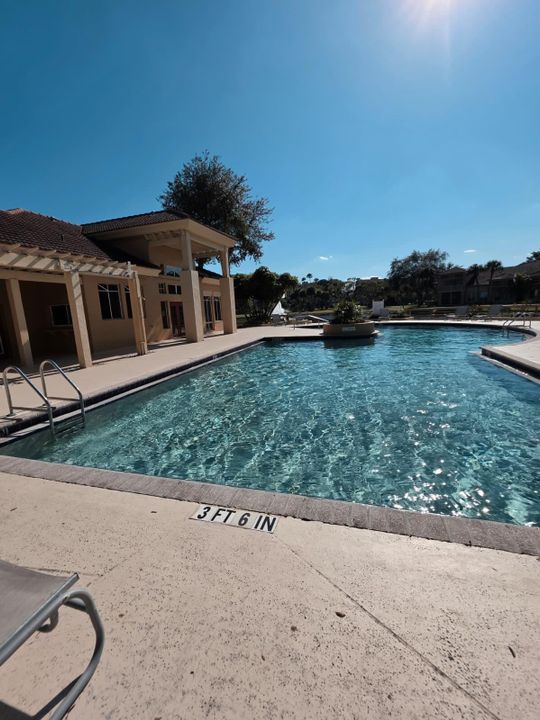 For Sale: $235,000 (2 beds, 2 baths, 888 Square Feet)