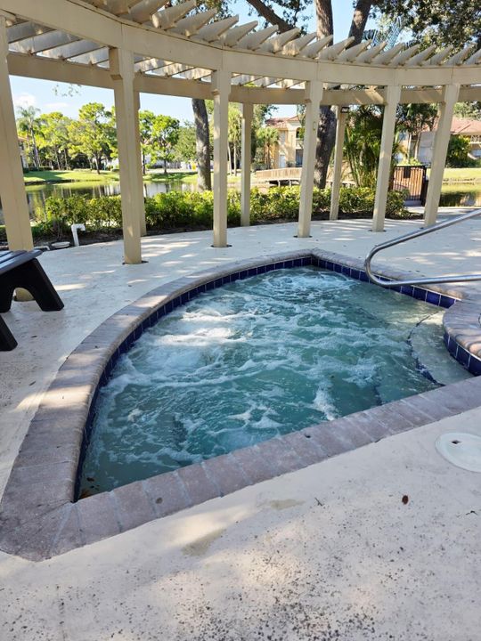 For Sale: $235,000 (2 beds, 2 baths, 888 Square Feet)