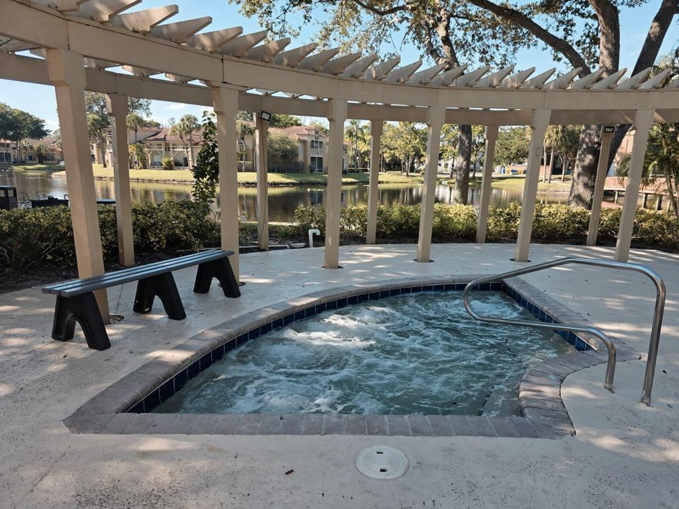 For Sale: $235,000 (2 beds, 2 baths, 888 Square Feet)