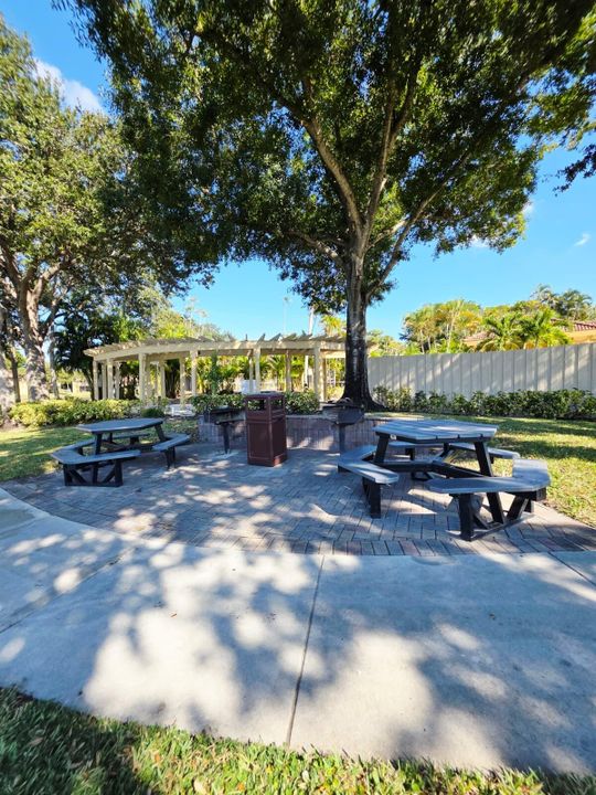 For Sale: $235,000 (2 beds, 2 baths, 888 Square Feet)