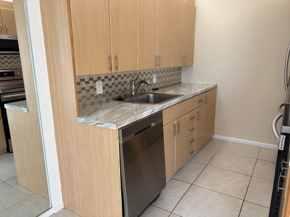 В аренду: $1,800 (2 спален, 1 ванн, 880 Квадратных фут)