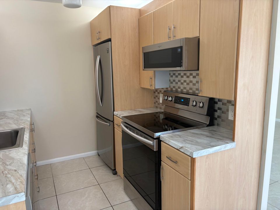 В аренду: $1,800 (2 спален, 1 ванн, 880 Квадратных фут)