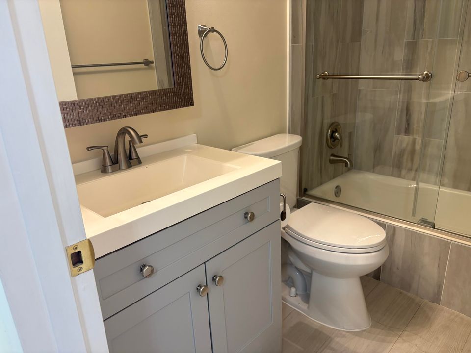 В аренду: $1,800 (2 спален, 1 ванн, 880 Квадратных фут)