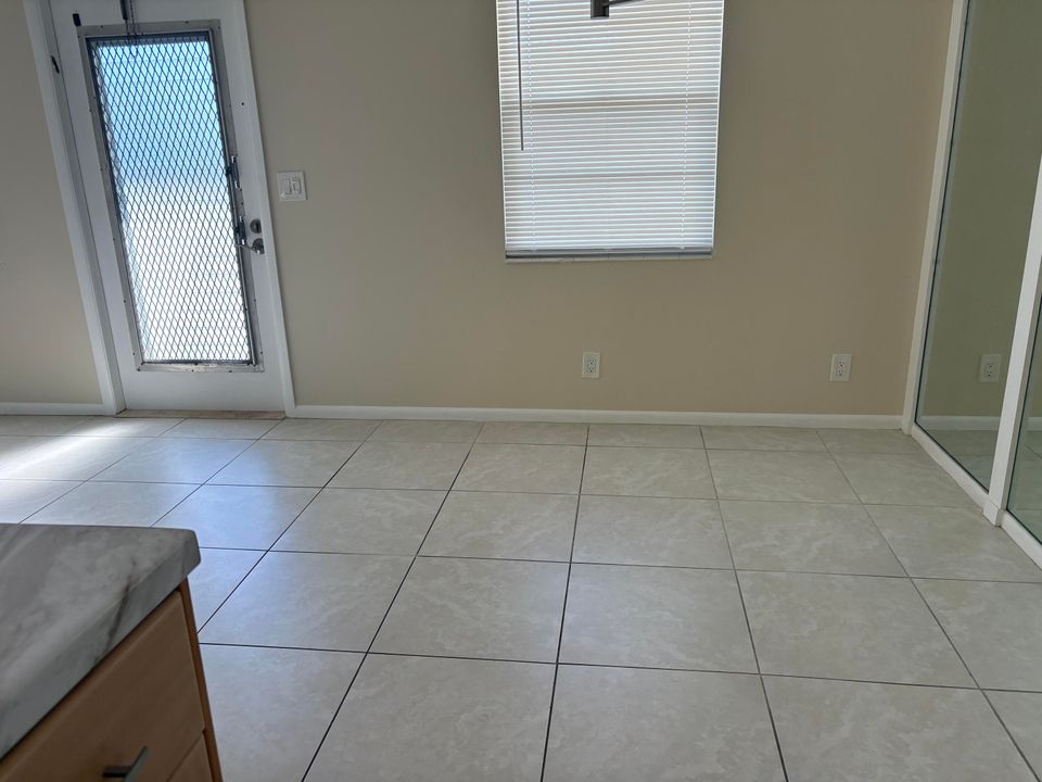 В аренду: $1,800 (2 спален, 1 ванн, 880 Квадратных фут)