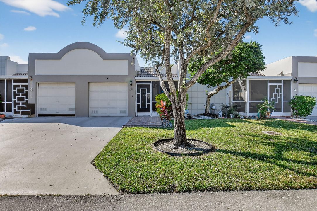 Active With Contract: $3,000 (2 beds, 2 baths, 1227 Square Feet)