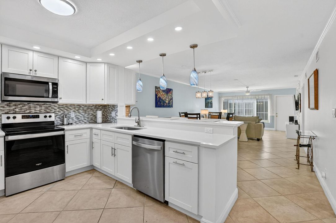 Active With Contract: $3,000 (2 beds, 2 baths, 1227 Square Feet)