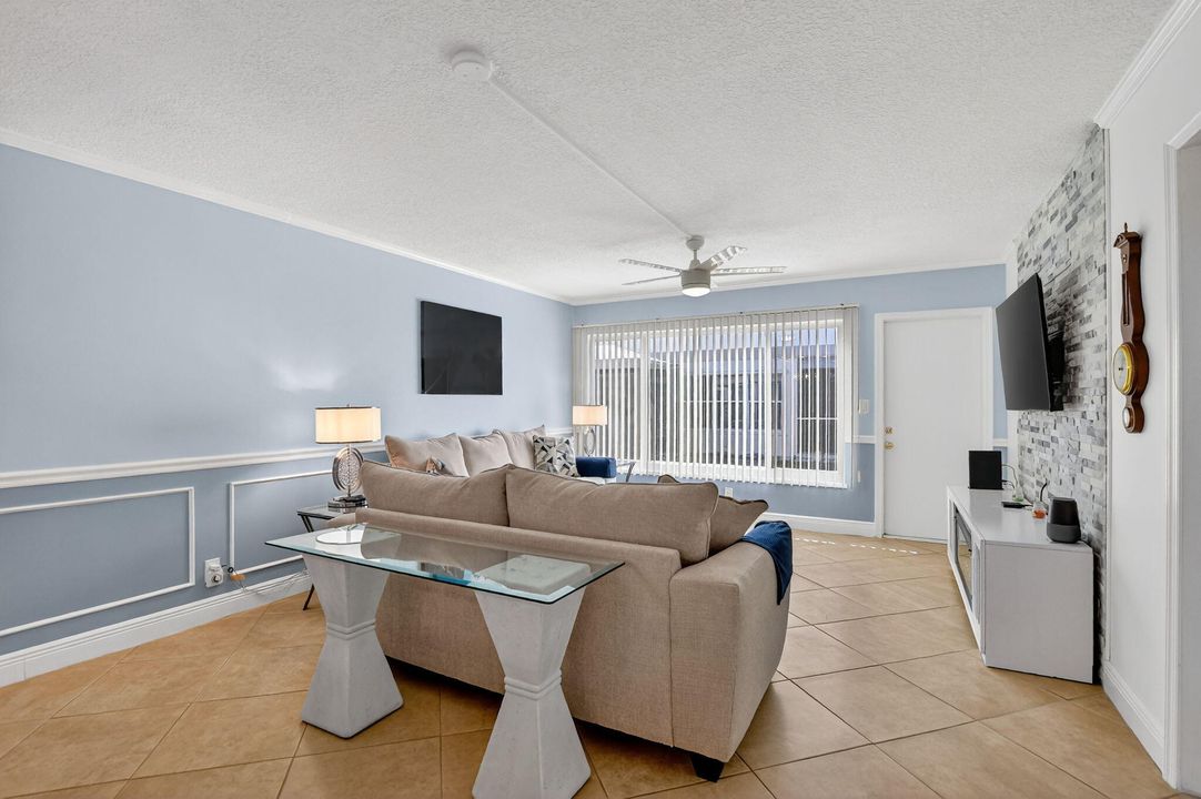 Active With Contract: $3,000 (2 beds, 2 baths, 1227 Square Feet)