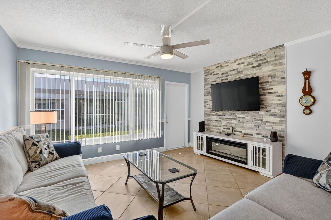 Active With Contract: $3,000 (2 beds, 2 baths, 1227 Square Feet)