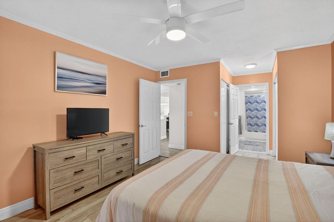 Active With Contract: $3,000 (2 beds, 2 baths, 1227 Square Feet)