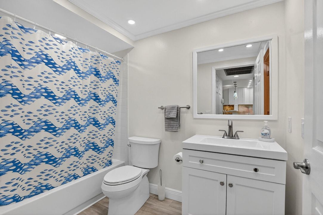 Active With Contract: $3,000 (2 beds, 2 baths, 1227 Square Feet)