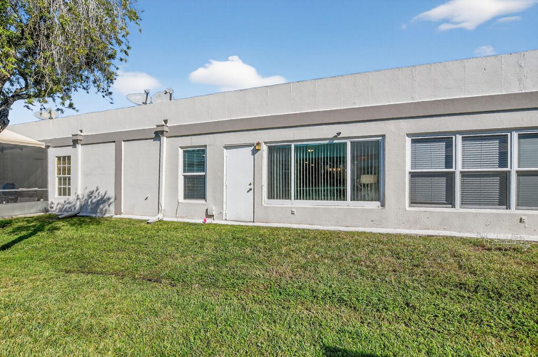 Active With Contract: $3,000 (2 beds, 2 baths, 1227 Square Feet)