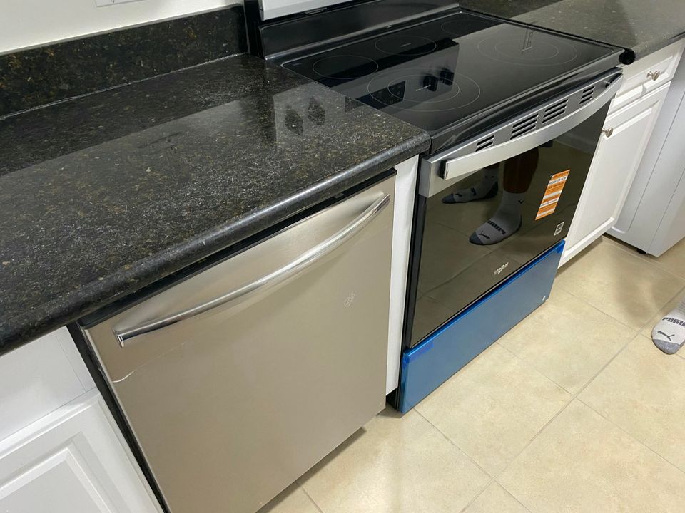 For Rent: $2,200 (3 beds, 2 baths, 1113 Square Feet)