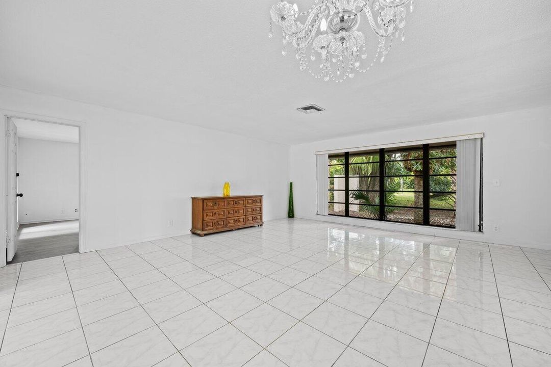 Activo con contrato: $559,000 (3 camas, 2 baños, 1946 Pies cuadrados)