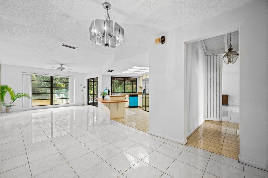 Activo con contrato: $559,000 (3 camas, 2 baños, 1946 Pies cuadrados)