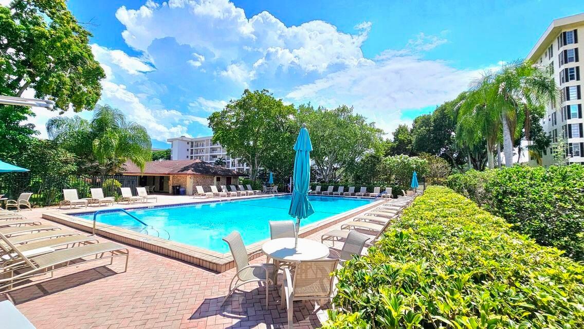 For Sale: $159,900 (1 beds, 1 baths, 900 Square Feet)