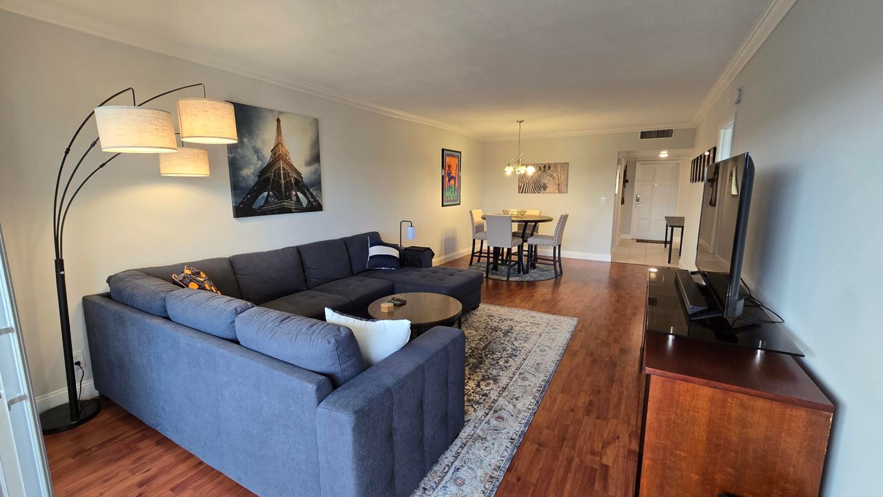 For Sale: $159,900 (1 beds, 1 baths, 900 Square Feet)