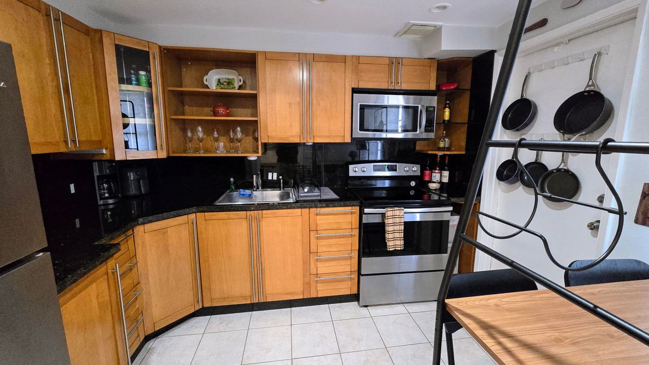 For Sale: $159,900 (1 beds, 1 baths, 900 Square Feet)