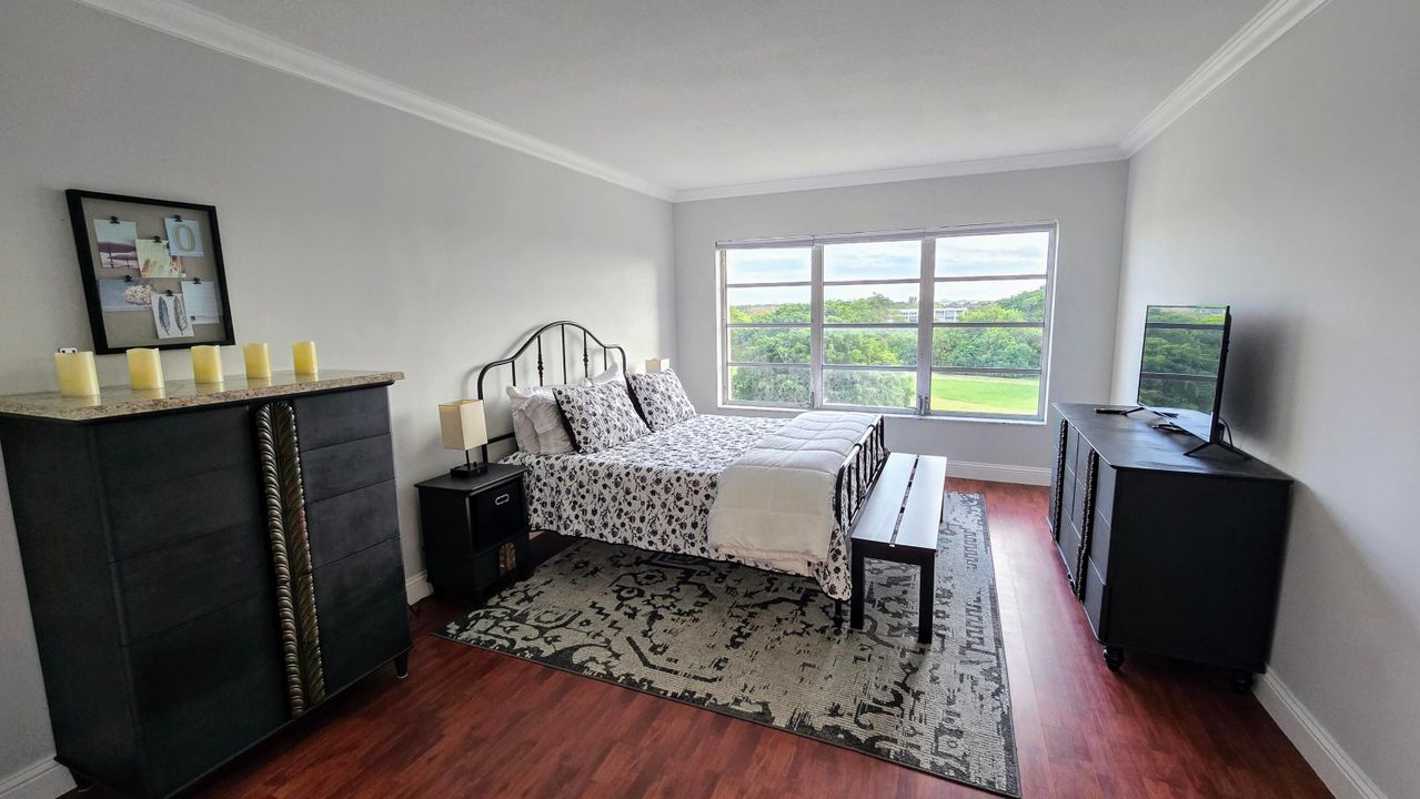 For Sale: $159,900 (1 beds, 1 baths, 900 Square Feet)