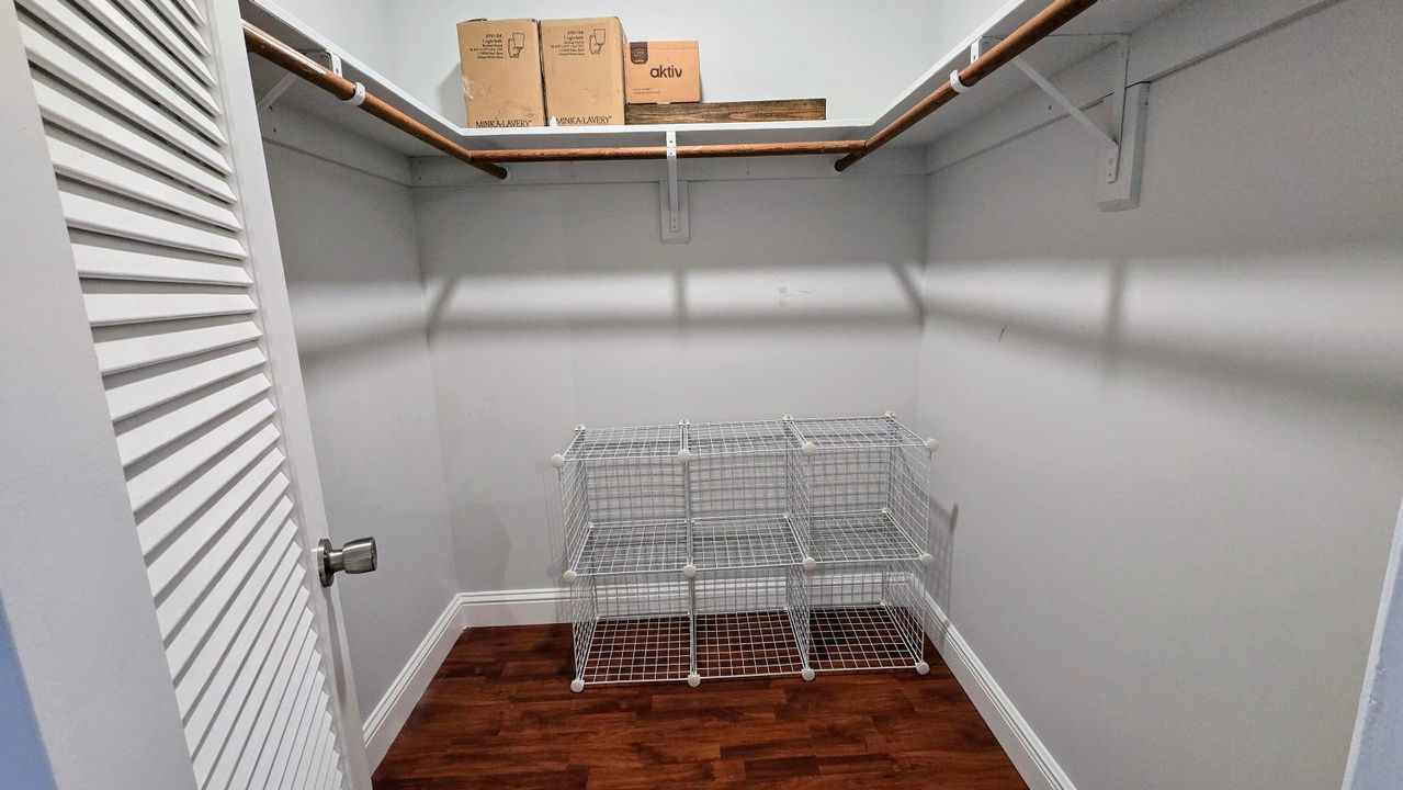 For Sale: $159,900 (1 beds, 1 baths, 900 Square Feet)