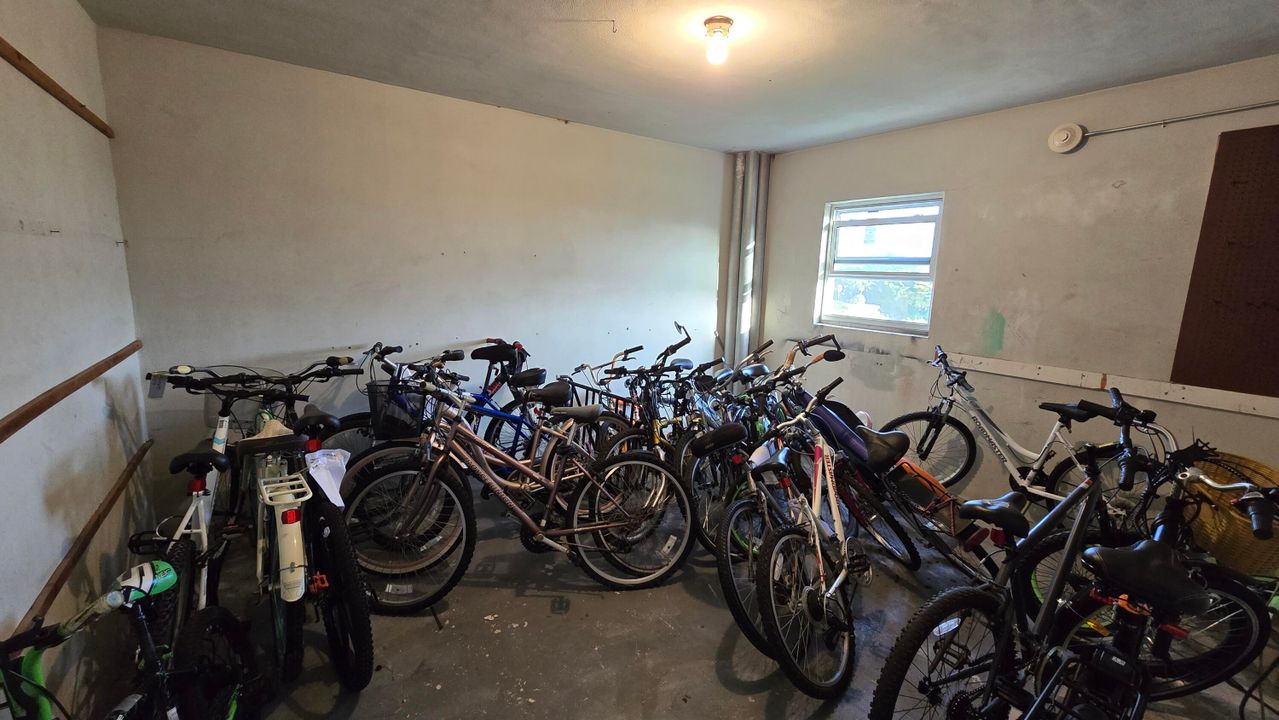 For Sale: $159,900 (1 beds, 1 baths, 900 Square Feet)