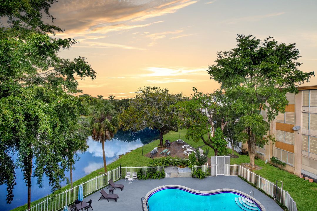 Active With Contract: $199,900 (2 beds, 2 baths, 1025 Square Feet)