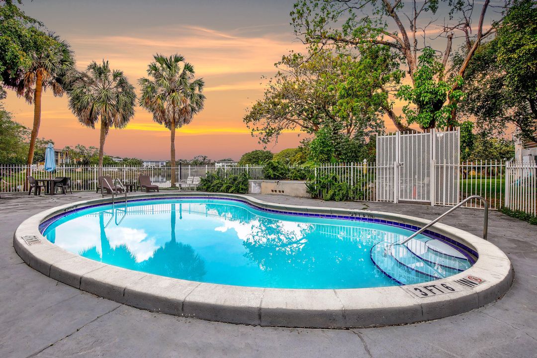 Active With Contract: $199,900 (2 beds, 2 baths, 1025 Square Feet)