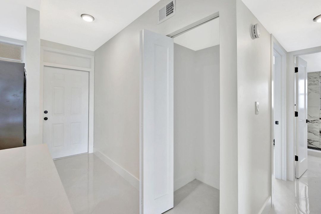 Active With Contract: $199,900 (2 beds, 2 baths, 1025 Square Feet)