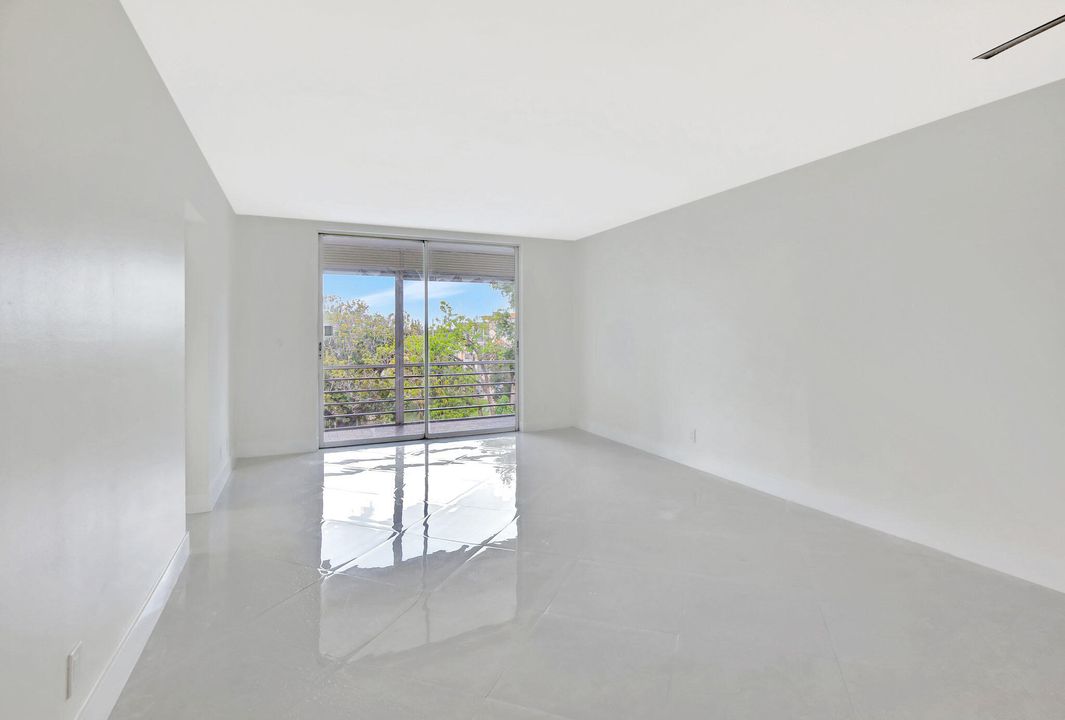 Active With Contract: $199,900 (2 beds, 2 baths, 1025 Square Feet)