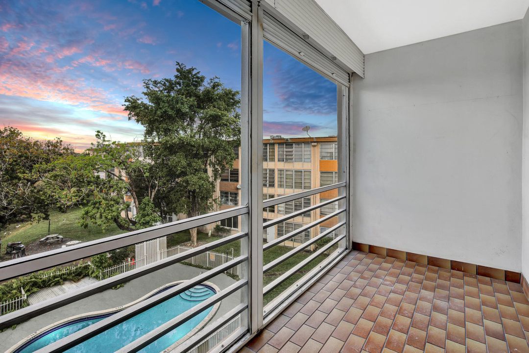 Active With Contract: $199,900 (2 beds, 2 baths, 1025 Square Feet)