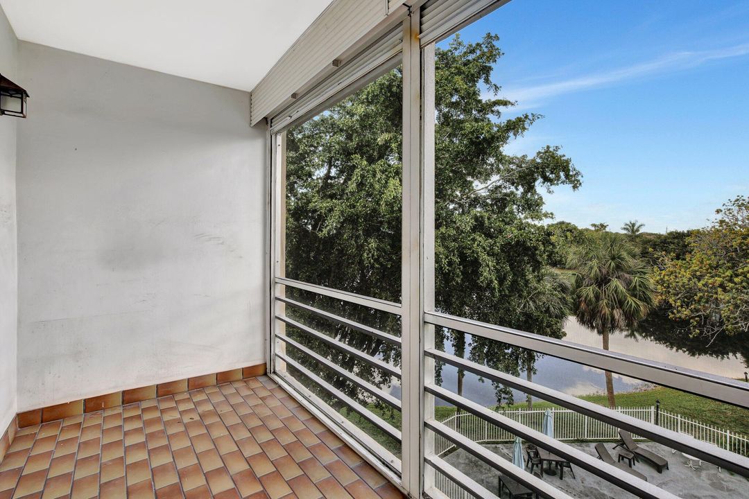 Active With Contract: $199,900 (2 beds, 2 baths, 1025 Square Feet)