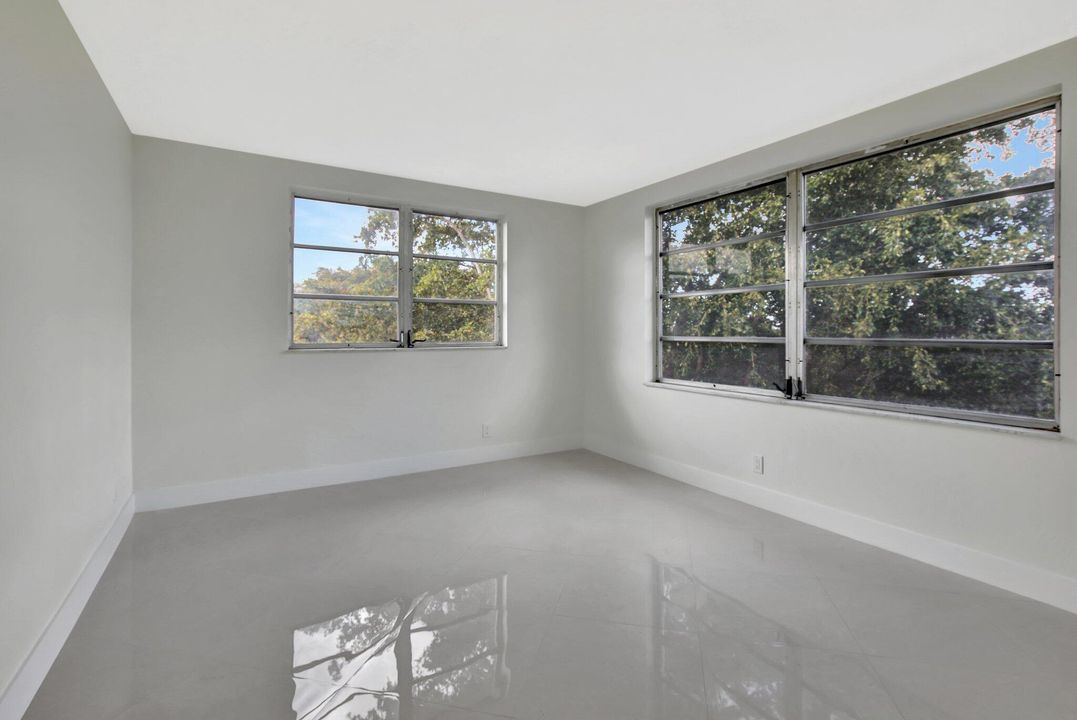 Active With Contract: $199,900 (2 beds, 2 baths, 1025 Square Feet)